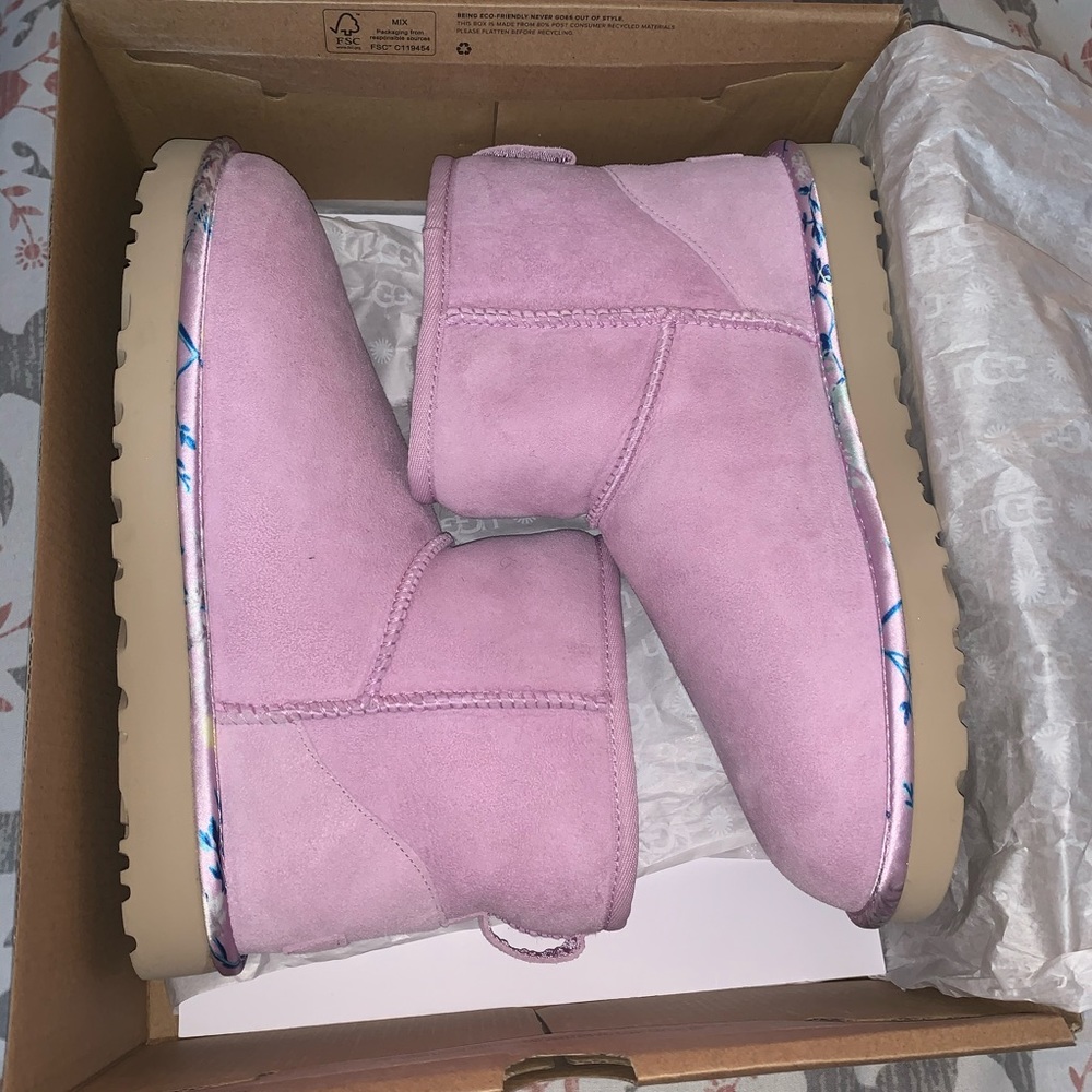 BRAND NEW UGGS. NEVER WORN